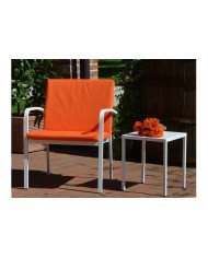 Poltrona da giardino, in metallo, impilabile, Made in Italy, struttura bianca e cuscino arancione
